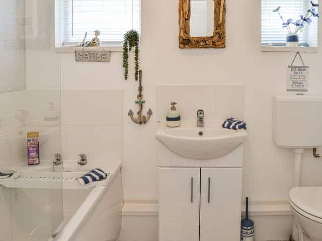 Bathroom | Bermunda Sands, Hemsby