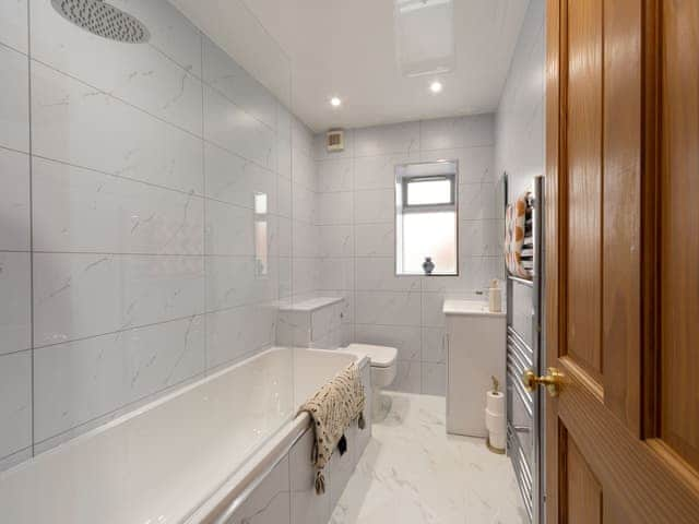 Bathroom | Cygnet Cottage, Seahouses