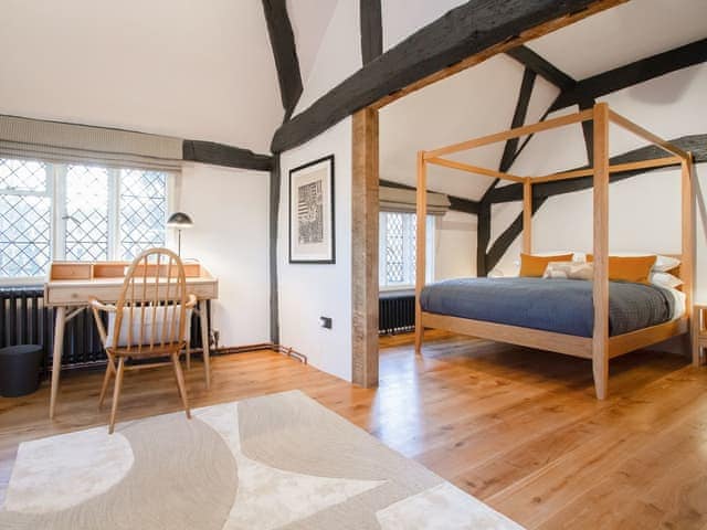 Four Poster bedroom | 6 Priory Row - Priory Cottages, Coventry