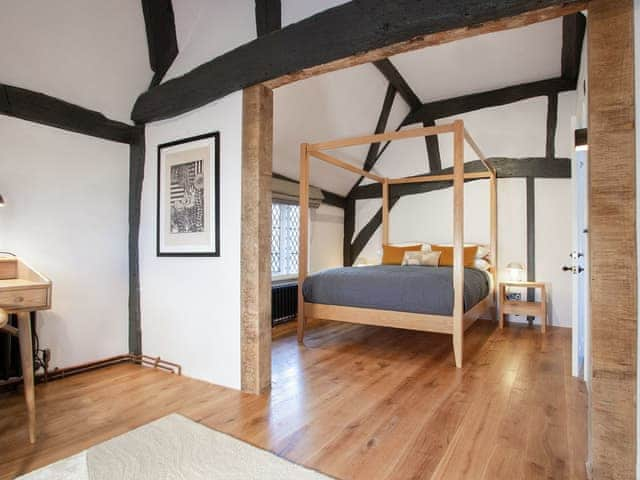 Four Poster bedroom | 6 Priory Row - Priory Cottages, Coventry