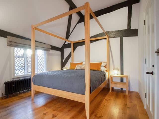 Four Poster bedroom | 6 Priory Row - Priory Cottages, Coventry