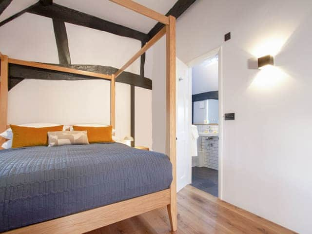 Four Poster bedroom | 6 Priory Row - Priory Cottages, Coventry