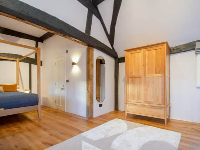 Four Poster bedroom | 6 Priory Row - Priory Cottages, Coventry