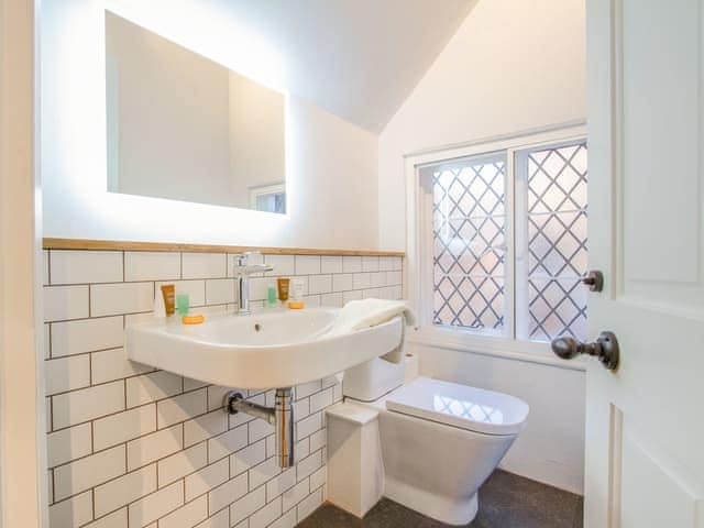 Bathroom | 6 Priory Row - Priory Cottages, Coventry