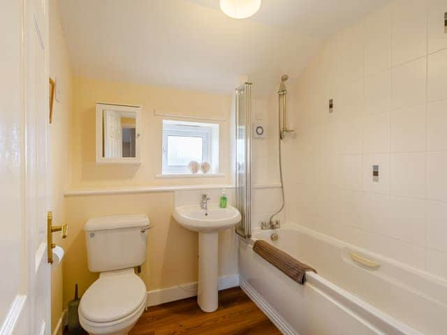 Bathroom | Puffins, Seahouses