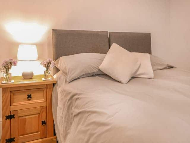 Double bedroom | Oak - Woodside Apartments, Bideford