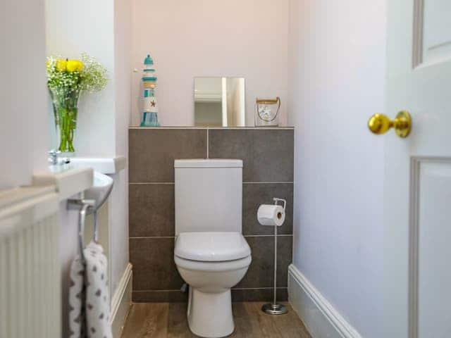 Bathroom | Oak - Woodside Apartments, Bideford