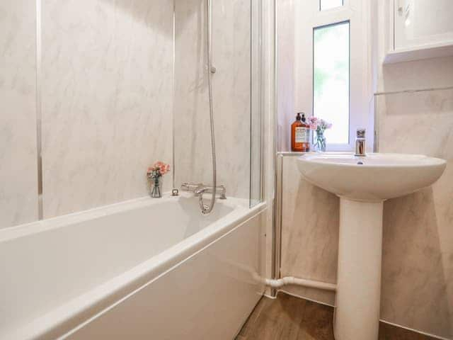 Bathroom | Oak - Woodside Apartments, Bideford