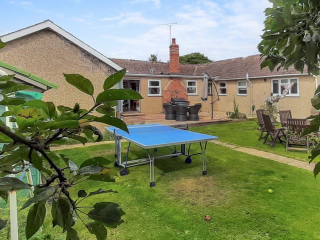 Sitting-out-area | ByewaysRailway Carriage, Selsey