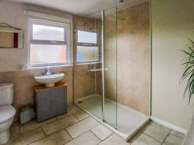 Shower room | ByewaysRailway Carriage, Selsey