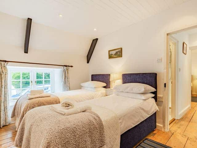 Twin bedroom | Old Dairy, St Mawes