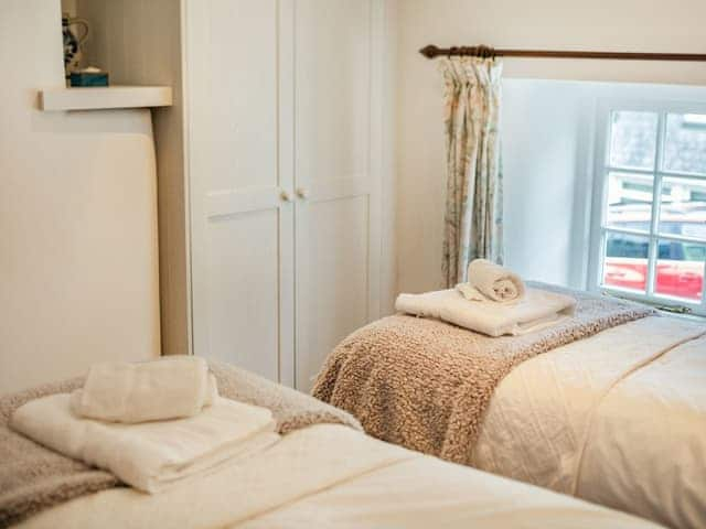 Twin bedroom | Old Dairy, St Mawes