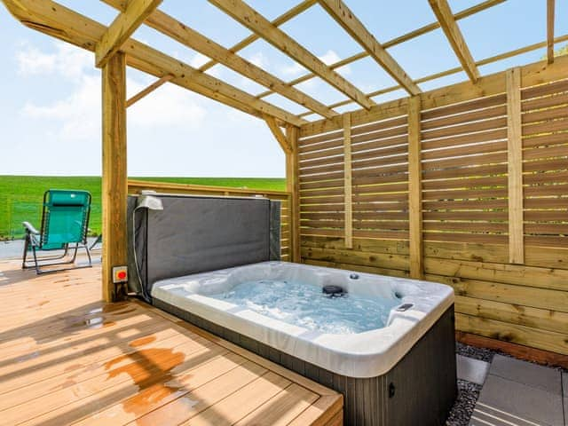 Hot tub | Goosedown Lodge - Ponsford Ponds, Knowle, near Cullompton