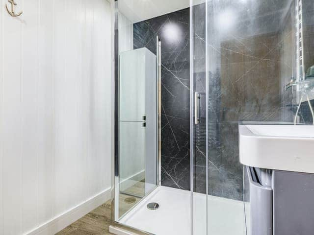 Shower room | Goosedown Lodge - Ponsford Ponds, Knowle, near Cullompton