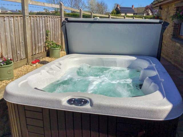 Hot tub | Whitney Cottage, Horton