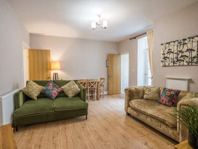 Living room/dining room | 10 Trinity Mews - Trinity Mews Holidays, Torquay