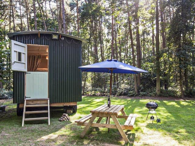 Honeysuckle Hut - Rosslyn Glamping, Melton Constable