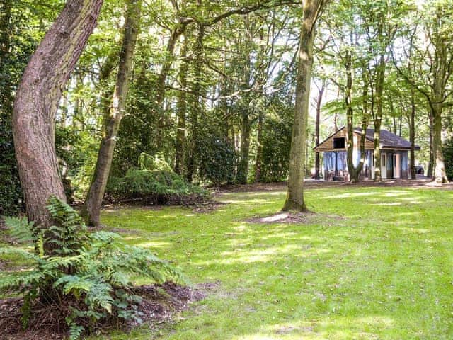 Honeysuckle Hut - Rosslyn Glamping, Melton Constable