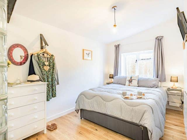 Double bedroom | Lucky Duck Cottage, Coltishall