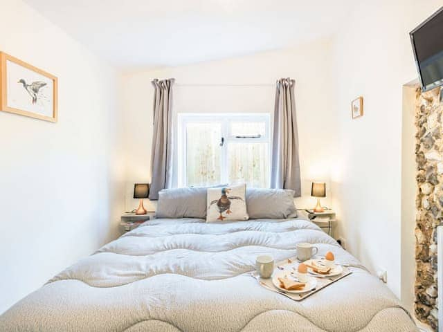 Double bedroom | Lucky Duck Cottage, Coltishall