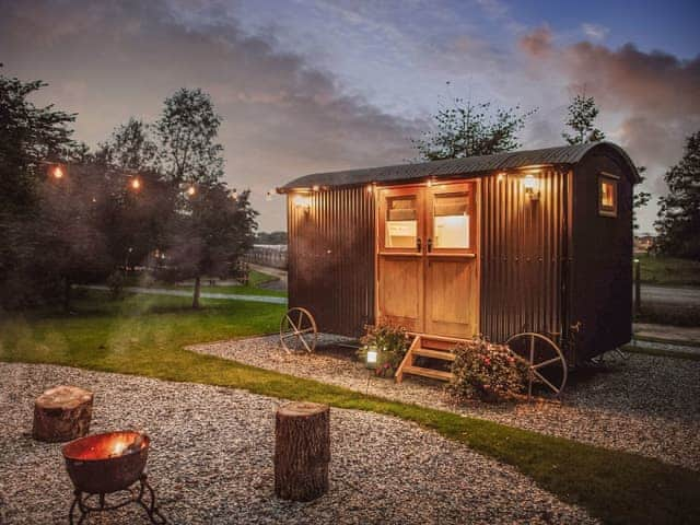 Samlesbury Hall Huts - Samlesbury Hall Glamping, Preston