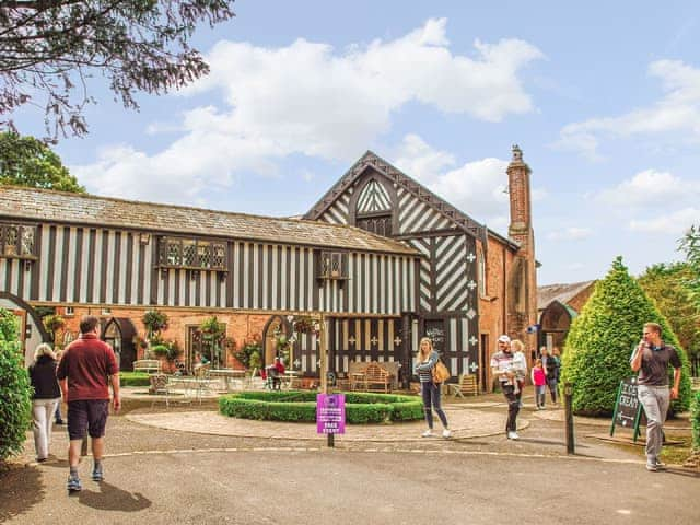 Samlesbury Hall Huts - Samlesbury Hall Glamping, Preston