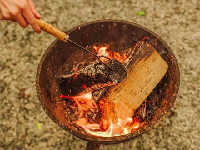 The Mutt Hut - Samlesbury Hall Glamping, Preston