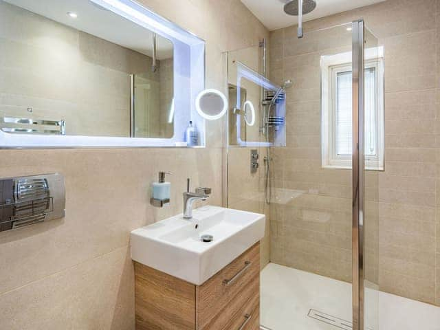 En-suite | Beeches Cottage - Shreyas Cottages, Clayton Le Dale