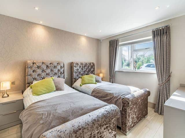 Twin bedroom | Beeches Cottage - Shreyas Cottages, Clayton Le Dale