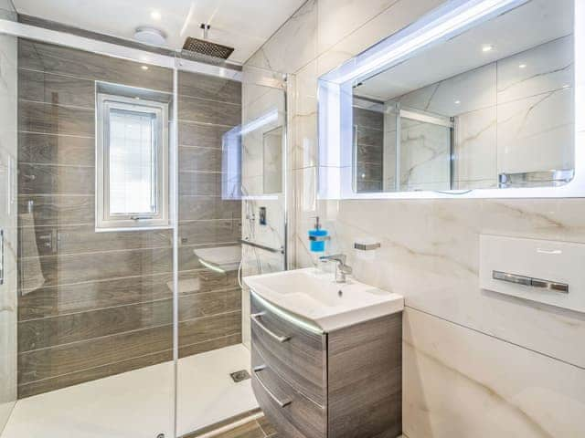 En-suite | Haven Cottage - Shreyas Cottages, Clayton Le Dale