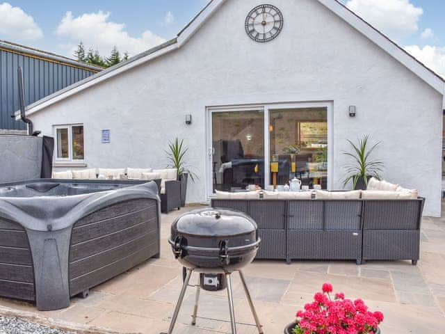 Sitting-out-area | Siskin Cottage - Maesydderwen Holiday Cottages, Llandeilo