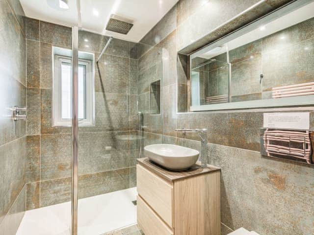 Shower room | Mya Cottage - Shreyas Cottages, Clayton Le Dale