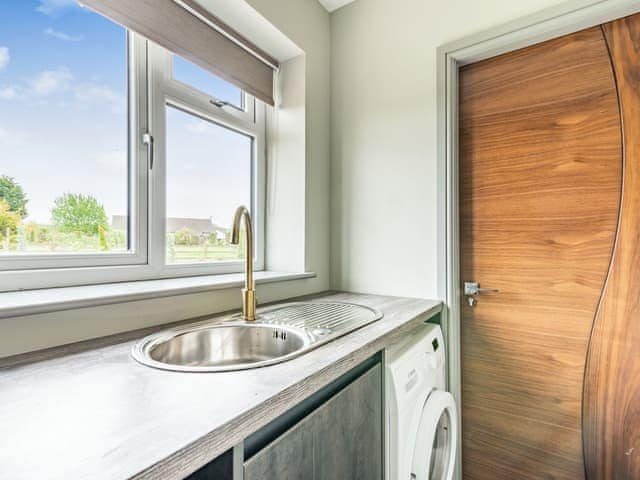 Utility room | Mya Cottage - Shreyas Cottages, Clayton Le Dale