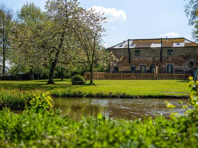 Garden and grounds | Boot Room - Garden House Cottages, Market Stainton, near Market Rasen