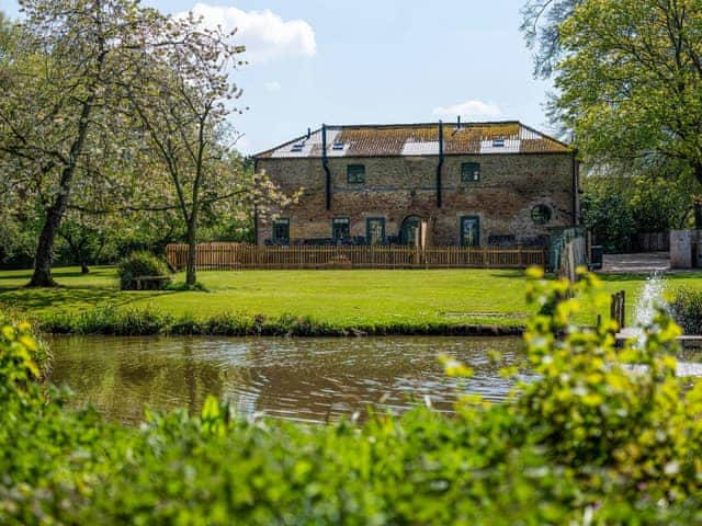 Garden and grounds | Boot Room - Garden House Cottages, Market Stainton, near Market Rasen