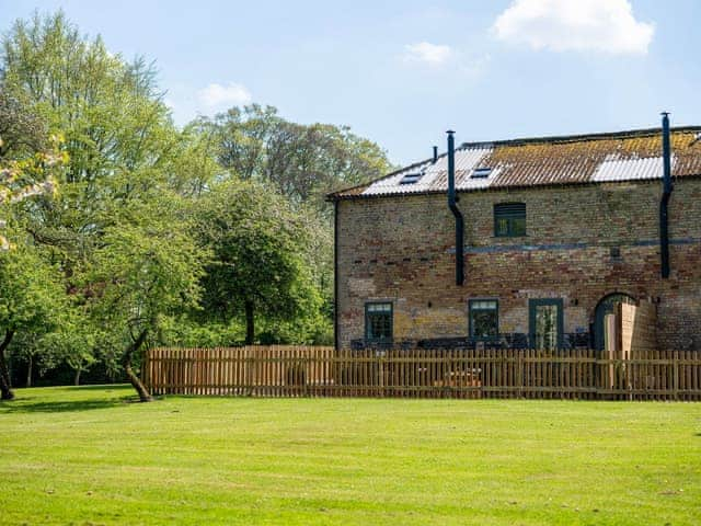 Garden and grounds | Boot Room - Garden House Cottages, Market Stainton, near Market Rasen