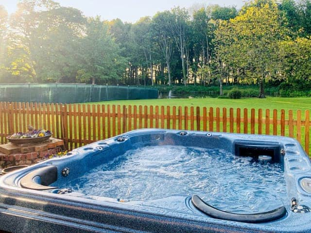 Hot tub | Tack Room - Garden House Cottages, Market Stainton, near Market Rasen