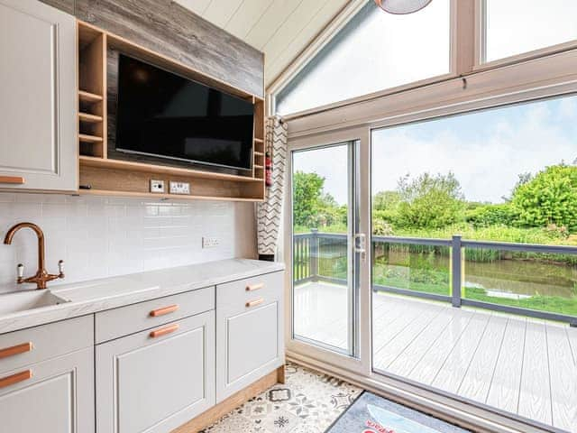 Kitchen area | Horseshoe Lake 3 - Chapel Fields Pods, Chapel St Leonards