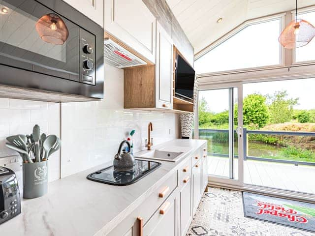 Kitchen area | Horseshoe Lake 3 - Chapel Fields Pods, Chapel St Leonards