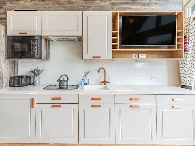 Kitchen area | Horseshoe Lake 3 - Chapel Fields Pods, Chapel St Leonards