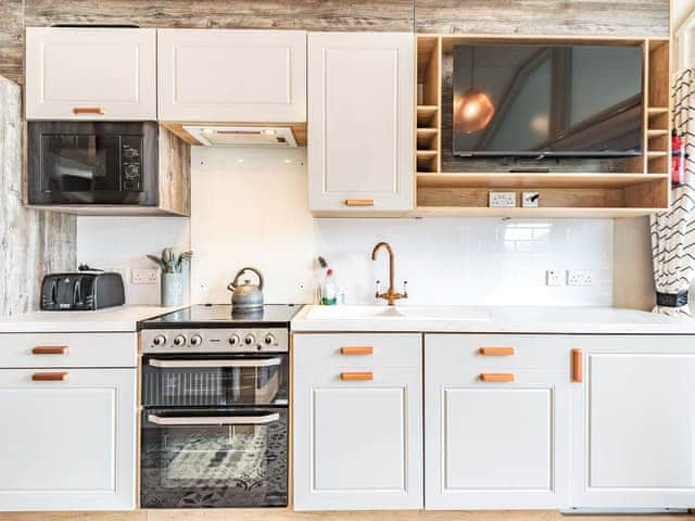 Kitchen area | Horseshoe Lake 5 - Chapel Fields Pods, Chapel St Leonards