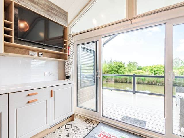 Kitchen area | Horseshoe Lake 5 - Chapel Fields Pods, Chapel St Leonards