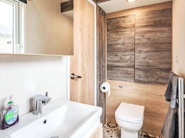 Shower room | Horseshoe Lake 5 - Chapel Fields Pods, Chapel St Leonards