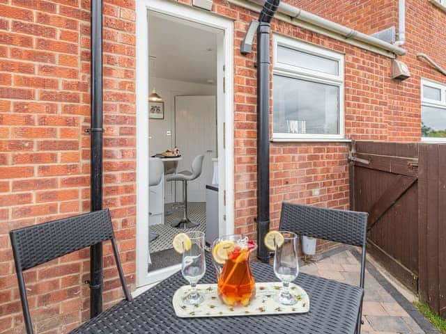 Sitting-out-area | Comfy Kozy Cottage, Louth