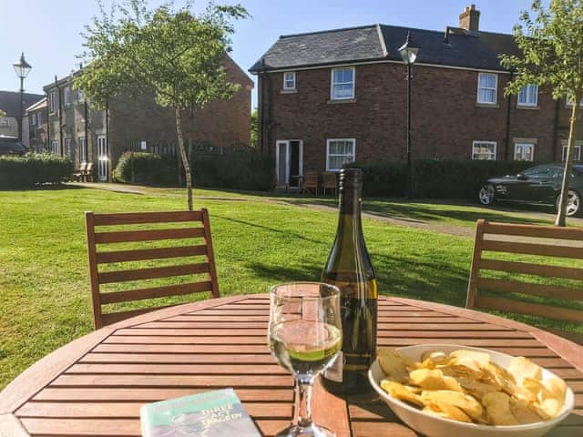 Sitting-out-area | Arthur&rsquo;s Place, Filey