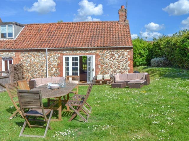 Garden | Dairy Cottage, Hunstanton