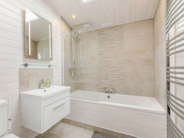 Bathroom | Erica Lodge, Willington