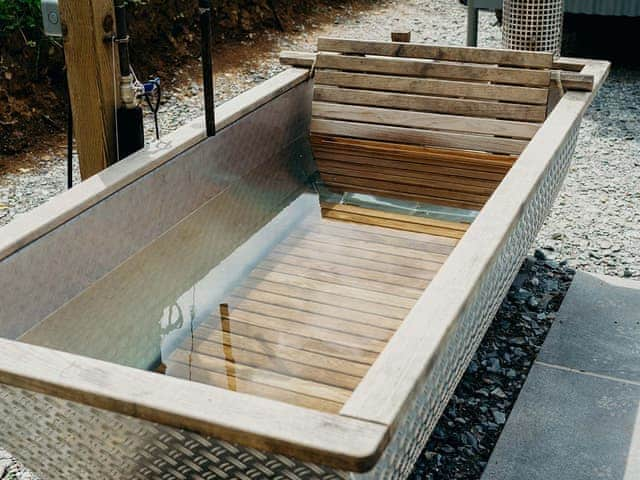 Hot tub | Mimi&rsquo;s Meadow - Kernow Retreats, Milton Abbot, near Tavistock