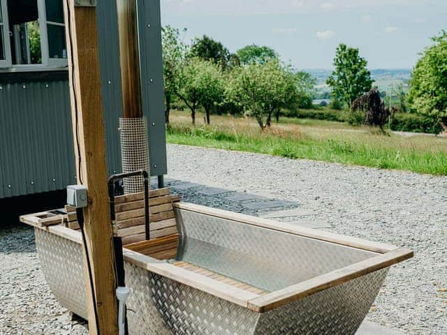 Hot tub | Mimi&rsquo;s Meadow - Kernow Retreats, Milton Abbot, near Tavistock