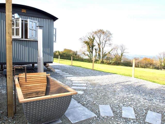 Hot tub | Phoebe&rsquo;s Folly - Kernow Retreats, Milton Abbot, near Tavistock